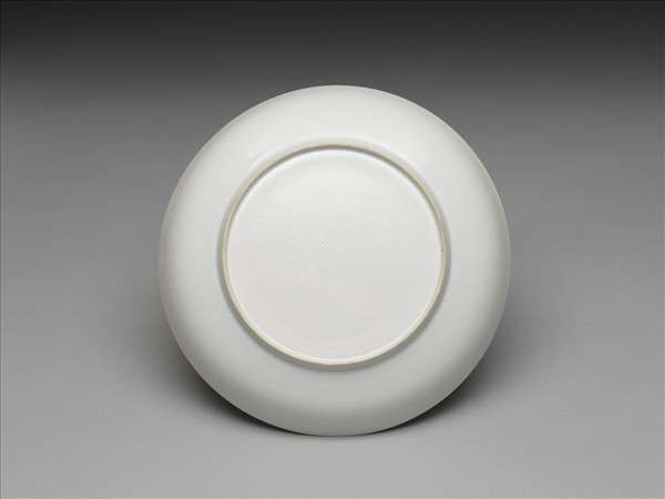 甜白釉番蓮八寶紋盤