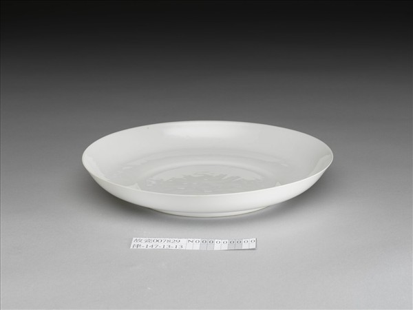 甜白釉番蓮八寶紋盤