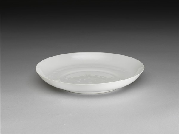 甜白釉番蓮八寶紋盤