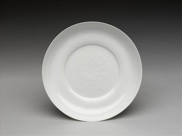 甜白釉番蓮八寶紋盤