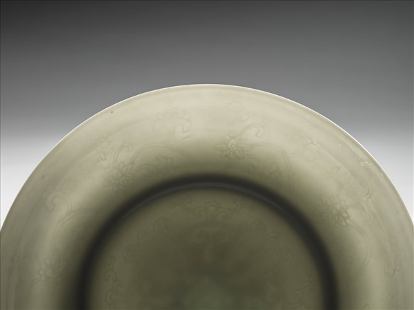 甜白釉番蓮八寶紋盤