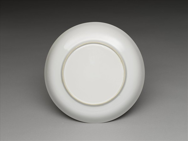 甜白釉番蓮八寶紋盤