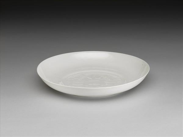 甜白釉番蓮八寶紋盤