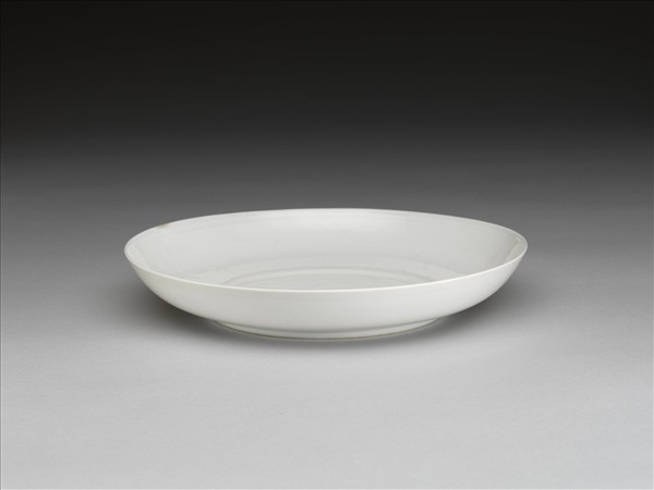 甜白釉番蓮八寶紋盤