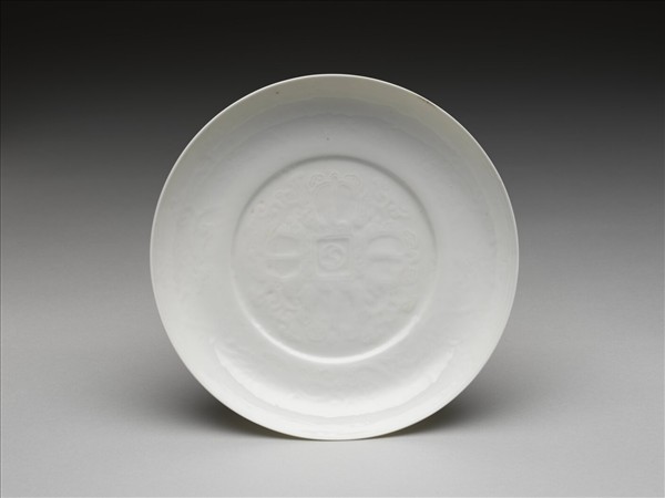 甜白釉番蓮八寶紋盤