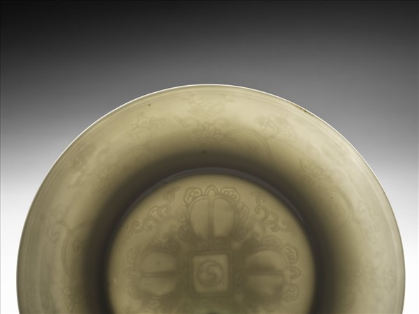 甜白釉番蓮八寶紋盤