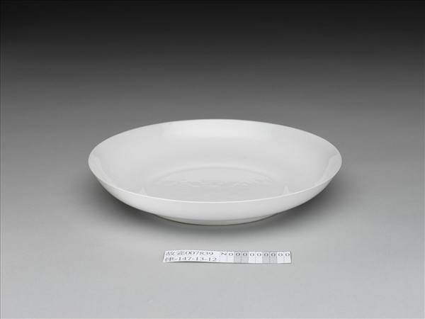 甜白釉番蓮八寶紋盤