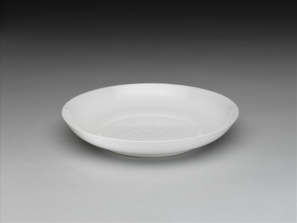 甜白釉番蓮八寶紋盤