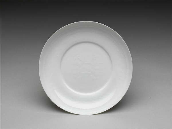 甜白釉番蓮八寶紋盤