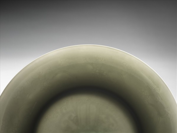 甜白釉番蓮八寶紋盤