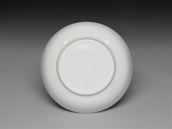 甜白釉番蓮八寶紋盤