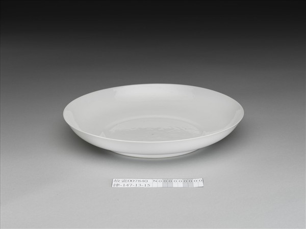 甜白釉番蓮八寶紋盤