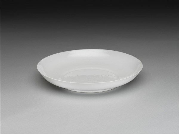 甜白釉番蓮八寶紋盤