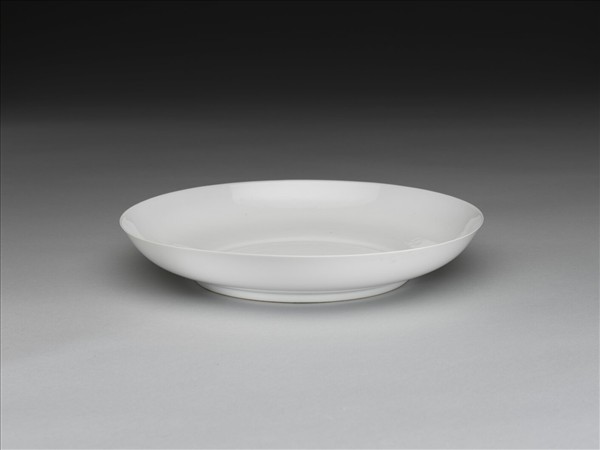 甜白釉番蓮八寶紋盤