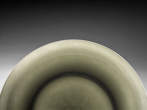 甜白釉番蓮八寶紋盤