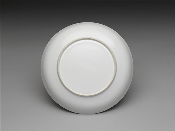 甜白釉番蓮八寶紋盤