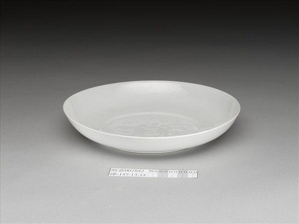 甜白釉番蓮八寶紋盤