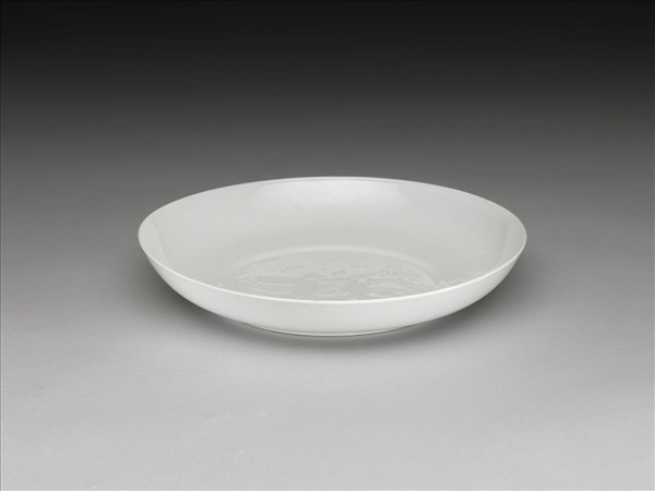 甜白釉番蓮八寶紋盤