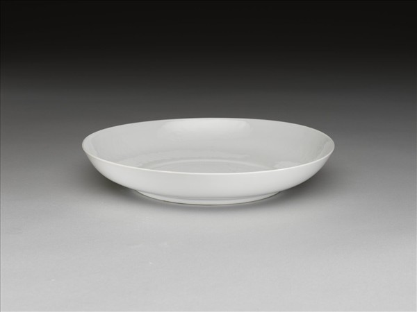 甜白釉番蓮八寶紋盤