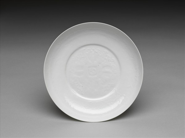 甜白釉番蓮八寶紋盤