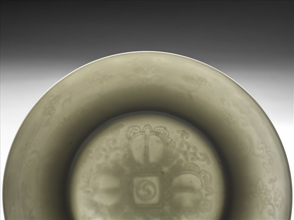 甜白釉番蓮八寶紋盤