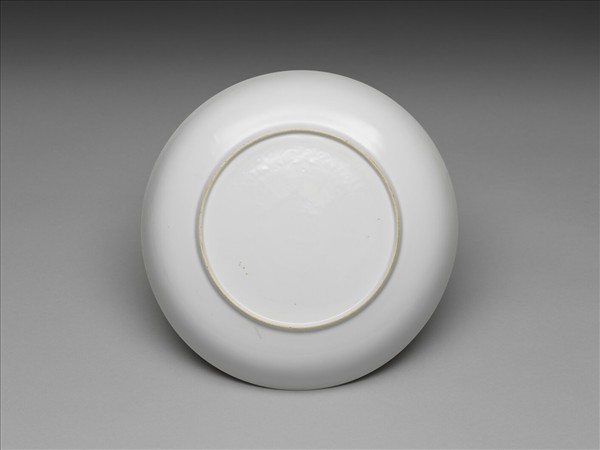 甜白釉番蓮八寶紋盤