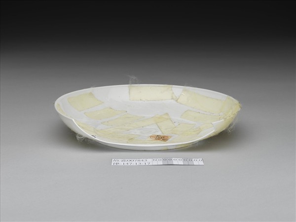 甜白釉番蓮八寶紋盤