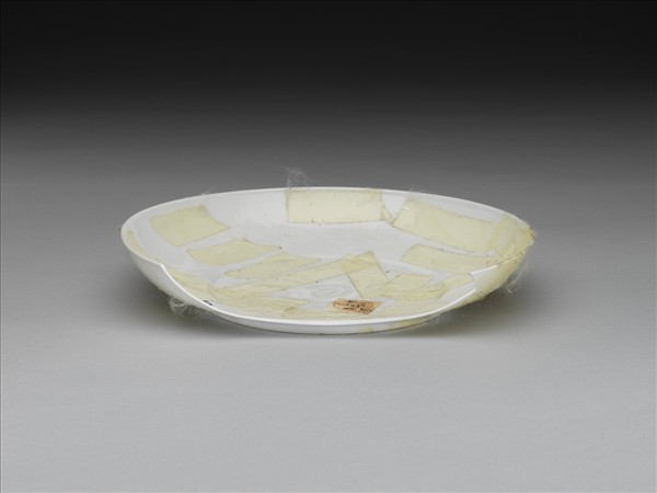 甜白釉番蓮八寶紋盤