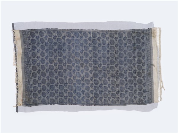 中國 藍地串枝牡丹紋閃緞