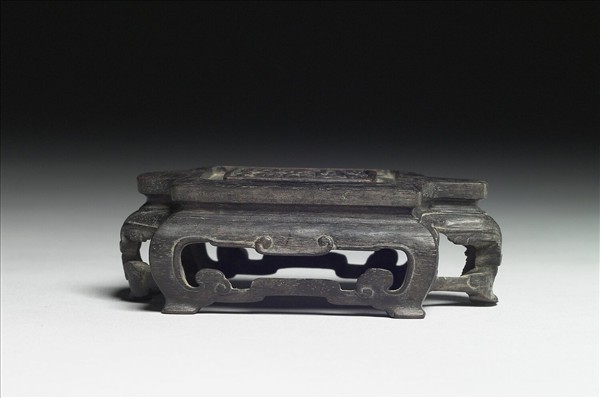 紫檀如意雲紋雕花木座