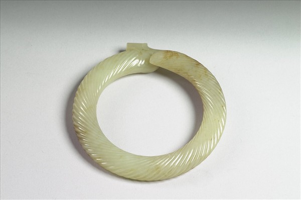 獸首扭絲紋玉環