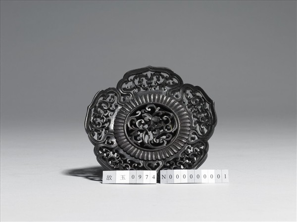 鏤空如意形蓮瓣紋木座