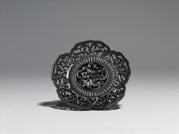 鏤空如意形蓮瓣紋木座