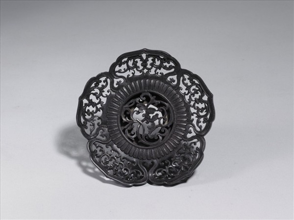 鏤空如意形蓮瓣紋木座