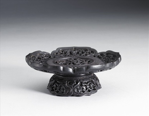 鏤空如意形蓮瓣紋木座