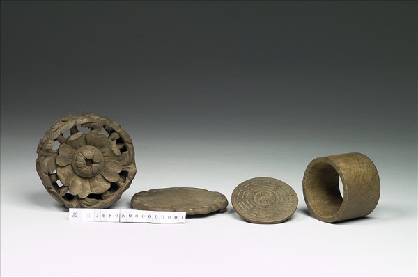 花形木座及太極八卦紋木膽