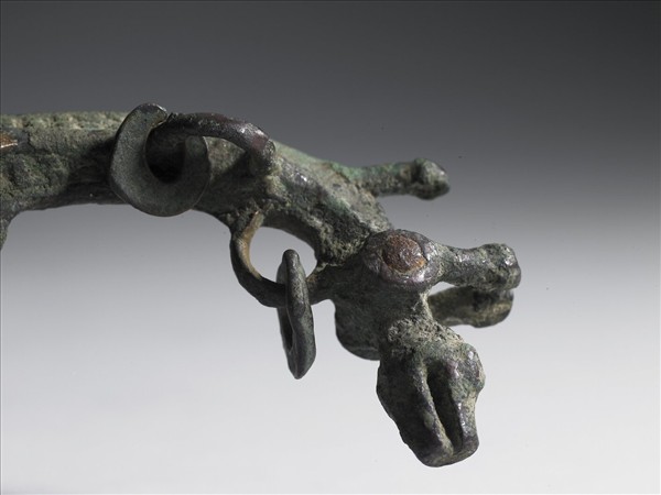 獸首銅鍊條形器