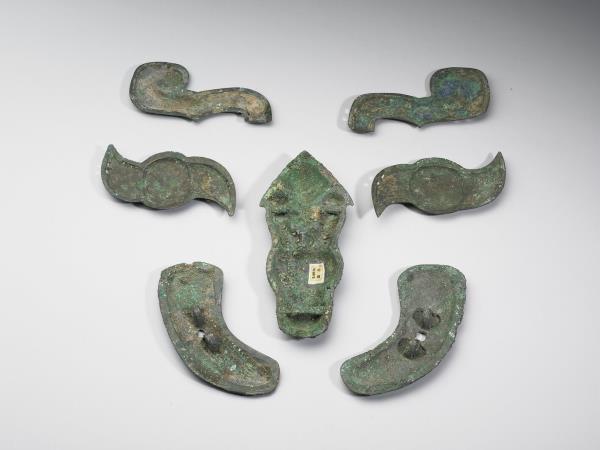 嵌綠松石馬面飾