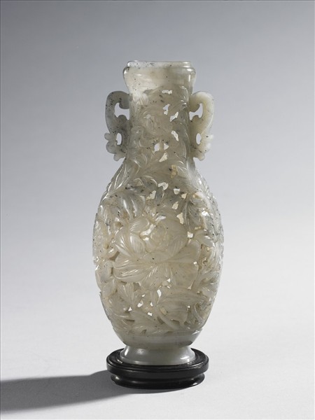 玉鏤空牡丹花雙耳瓶