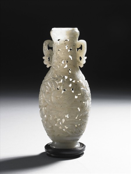 玉鏤空牡丹花雙耳瓶