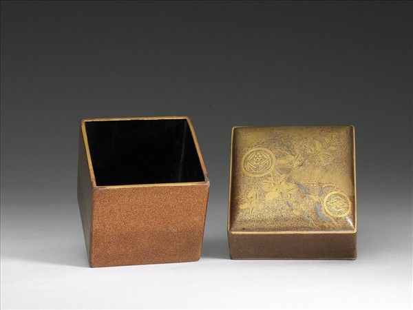 蒔繪松樹茶花紋漆盒