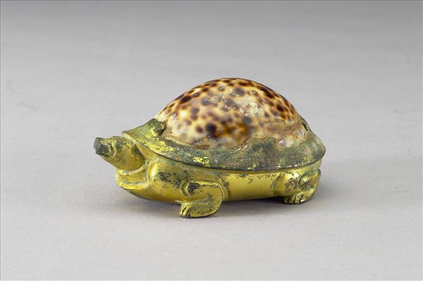 鎏金嵌貝殼龜鎮