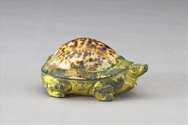 鎏金嵌貝殼龜鎮