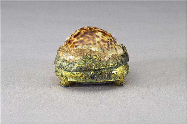 鎏金嵌貝殼龜鎮