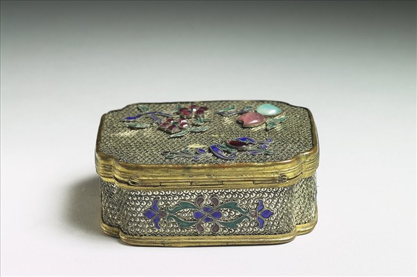 鍍金鏤空海棠形花果紋錫盒