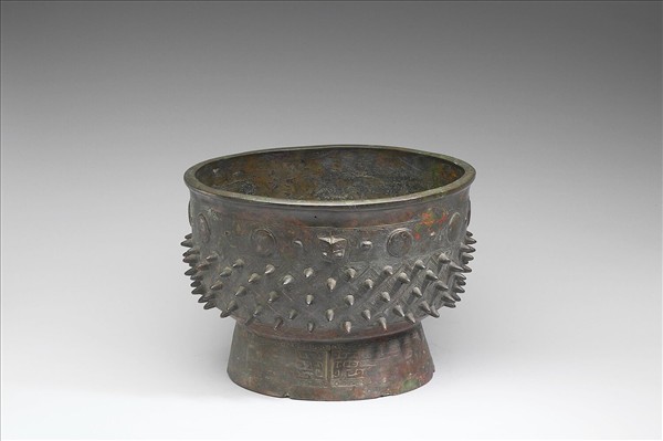 乳丁圓渦四瓣紋簋