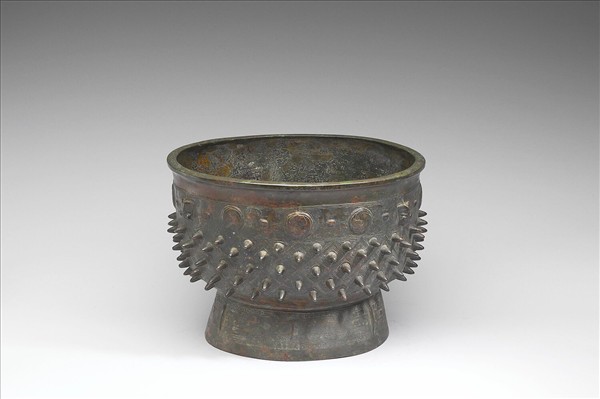 乳丁圓渦四瓣紋簋