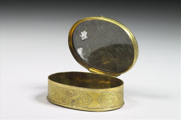 鎏金銅鑲瑪瑙鼻煙盒