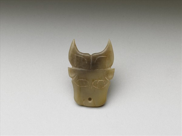 玉牛頭形飾片