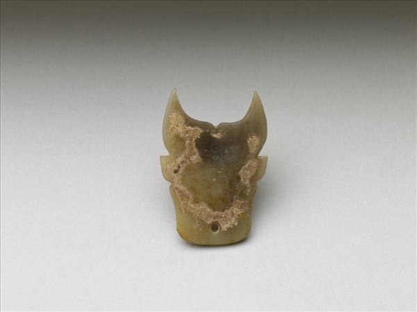 玉牛頭形飾片